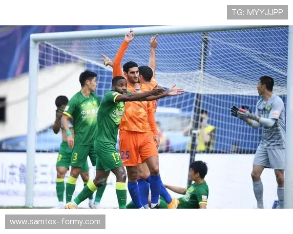 记者质疑亚泰对新鹏城判罚不公问题裁判缘何仍执法关键战